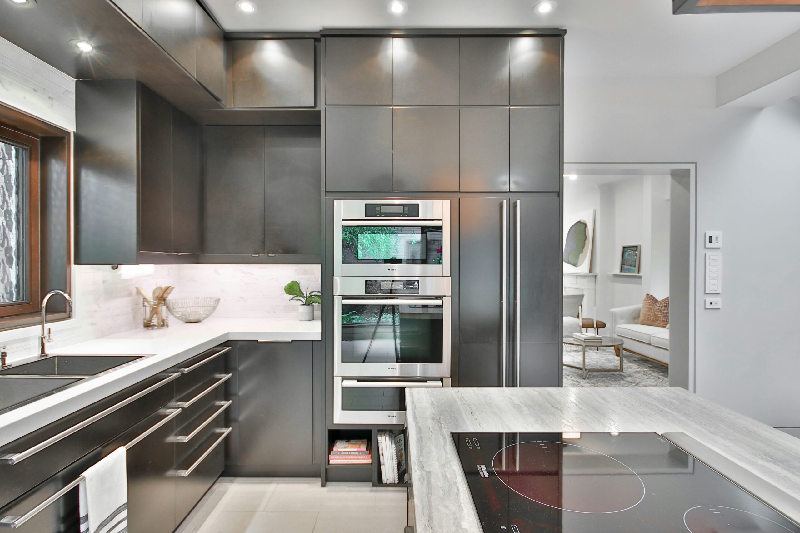 Sleek Black Kitchen: Modern, Dramatic, Elegant Design.